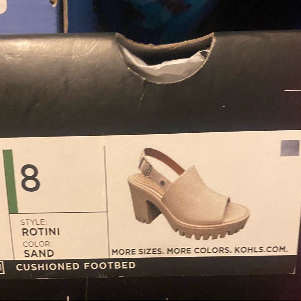 VERA WANG Rotini Women's Peep-Toe Sandals - Picture 13 of 13